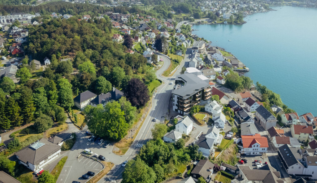 Dronefoto av Stord med Turnhalltoppen illustrasjon inkludert.