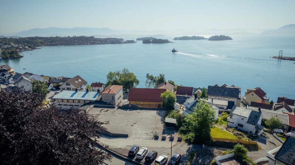 Dronefoto av bygg og hav ved Stord.