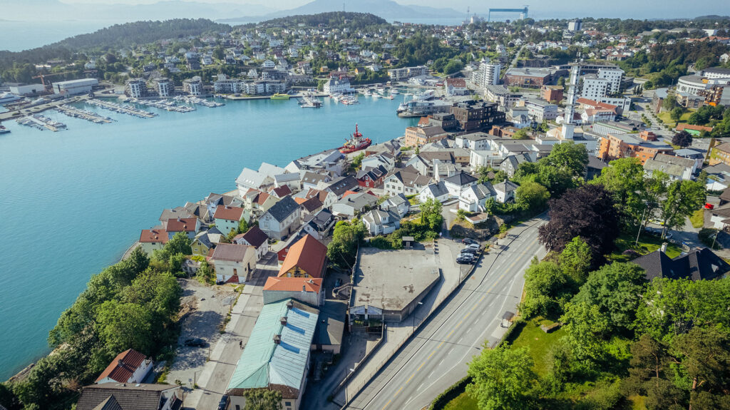 Dronebilde over Stord som inkluderer Turnhalltoppen tomt.