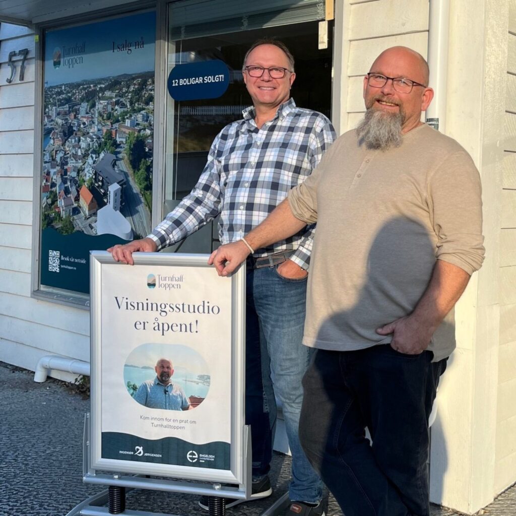 Leif Helge og Bjørn Øyvind står utenfor visningsstudioet.